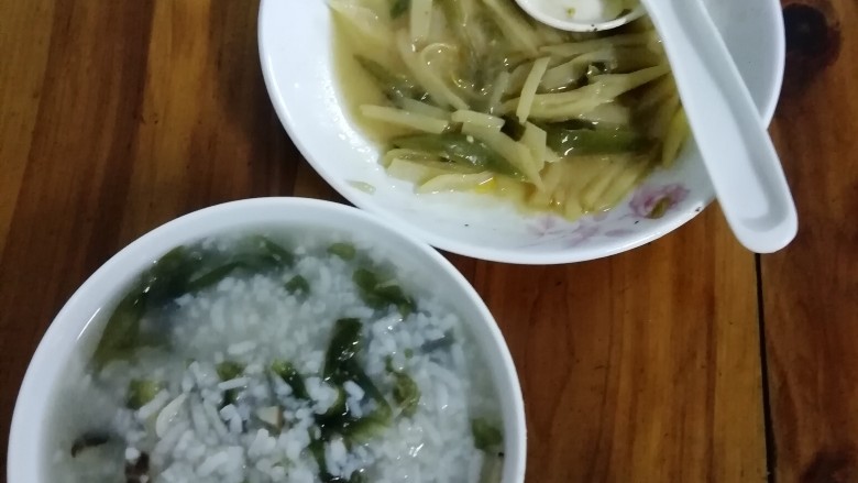 香菇紫菜虾皮粥,可以配菜一起吃