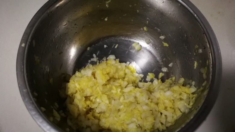 虾皮胡萝卜白菜饺子,抓揉出水,挤掉水