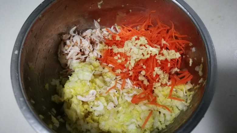 虾皮胡萝卜白菜饺子,胡萝卜,虾皮,姜末一起放到盆中