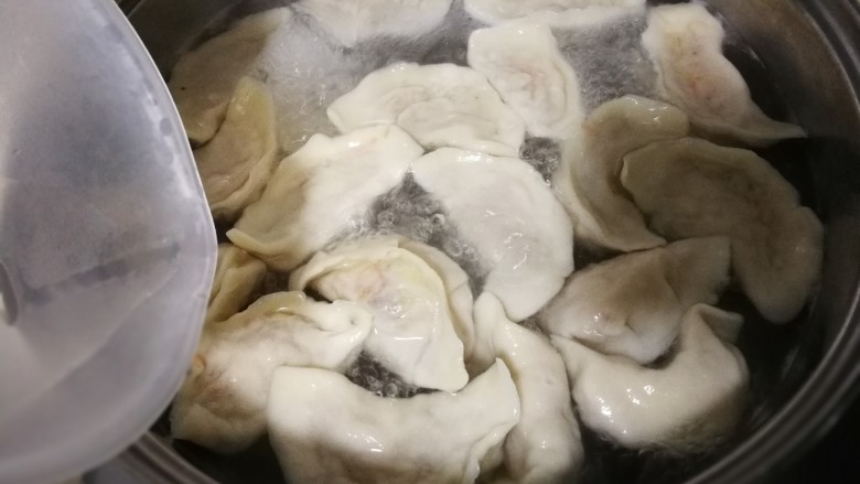虾皮胡萝卜白菜饺子,烧开漂浮起来,淋半碗清水烧开再淋半碗清水烧开就可以捞出来