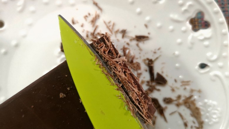 圣诞巧克力,趁着巧克力还比较硬的时候,用刀在原味巧克力上斜向切割出碎屑
