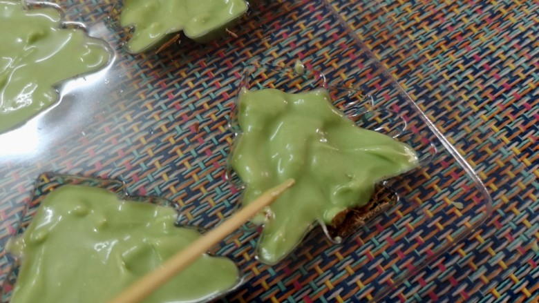 圣诞巧克力,因为边拍照变做,巧克力很快就因为变凉开始变浓稠了,这时候可以用牙签整一下型