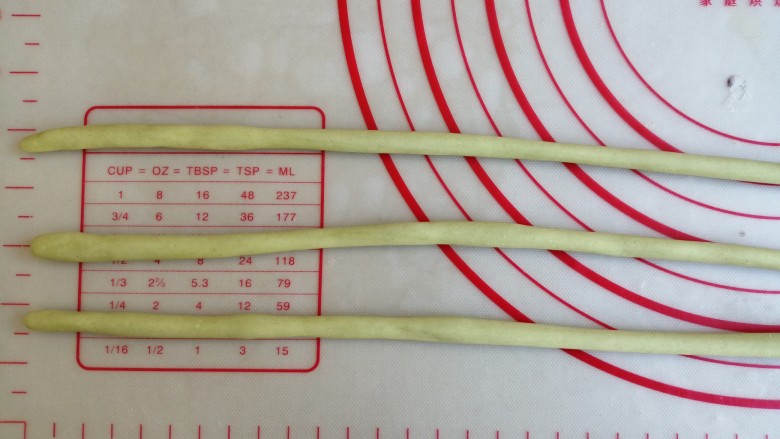 圣诞花环馒头,每一份绿色面团搓成29cm的长度,每3条为一组