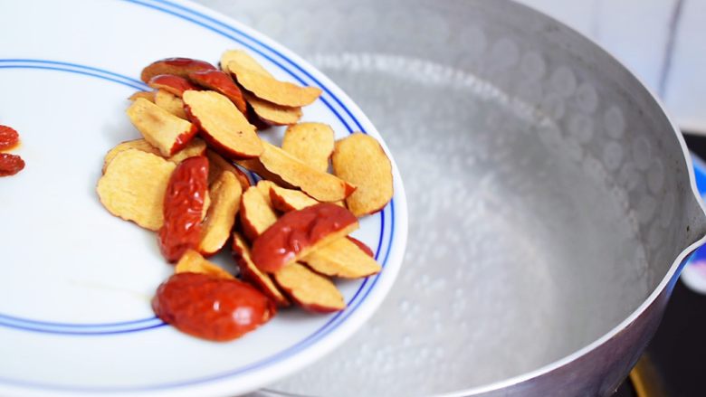 红枣枸杞酒酿汤圆,锅中烧开水,放入红枣煮5分钟