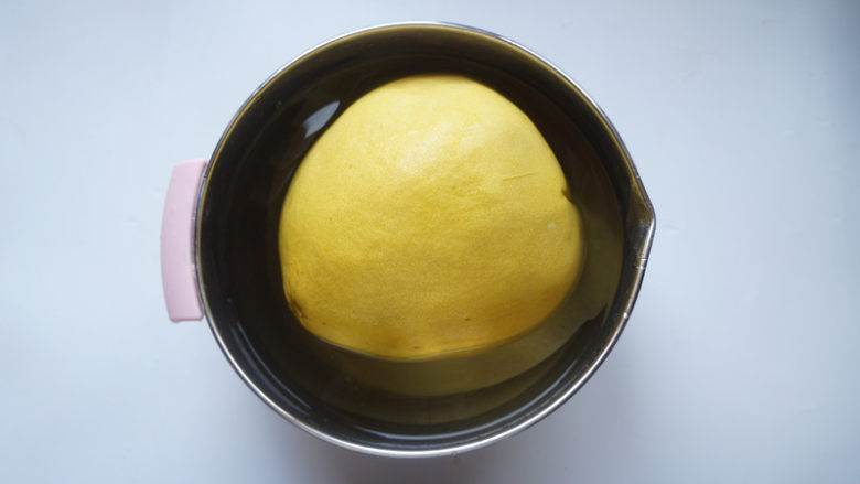 蜂蜜柚子茶,首先用盐将<a style='color:red;display:inline-block;' href='/shicai/ 613'>柚子</a>皮仔细搓洗几遍,再在盐水中浸泡20分钟