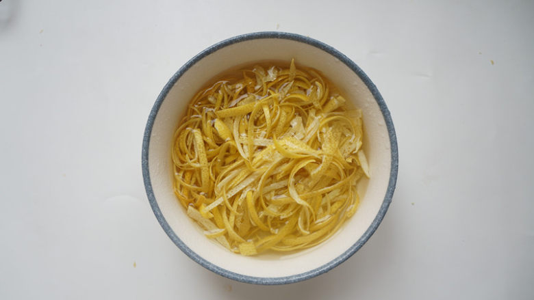 蜂蜜柚子茶,切成细丝,再在淡盐水中泡半小时左右