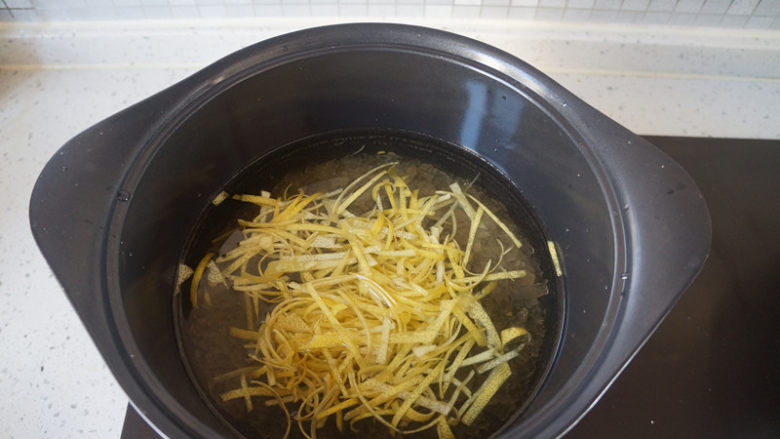 蜂蜜柚子茶,放入柚子丝,中火煮开。再转小火煮大约45分钟