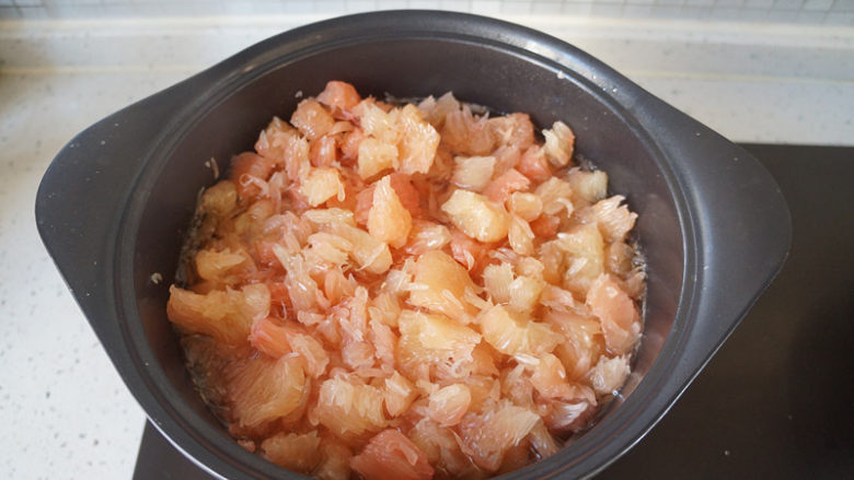 蜂蜜柚子茶,时间到了以后放入柚子肉一起煮,需要不时搅拌,以免糊锅。