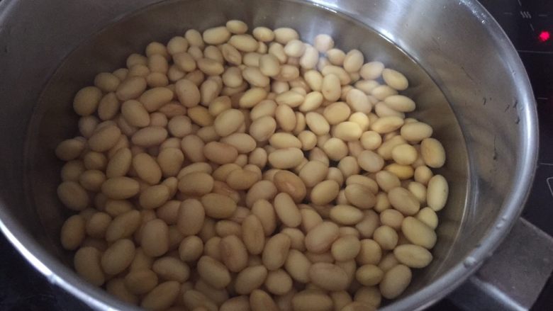 金灿灿的蜜黄豆,泡好的黄豆倒入锅中,加水,水面离黄豆约3CM左右;