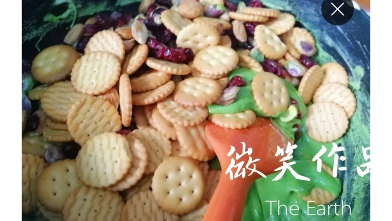 圣诞雪花酥,加入保温的饼干和坚果迅速搅拌均匀,