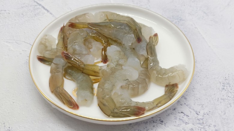 面包糠炸虾,再把虾壳剥去,留最后一节不剥(最后一节不剥可以做造型)