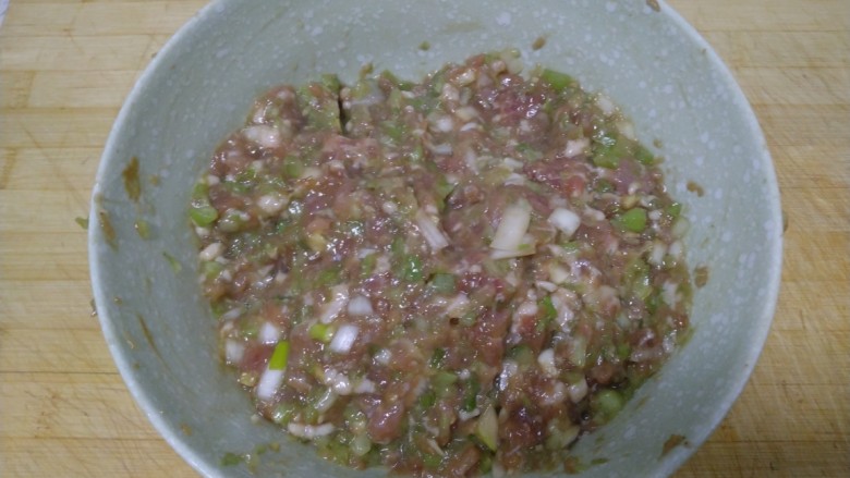 猪肉芹菜水煎包,馅料所有材料放入碗中,搅拌均匀。