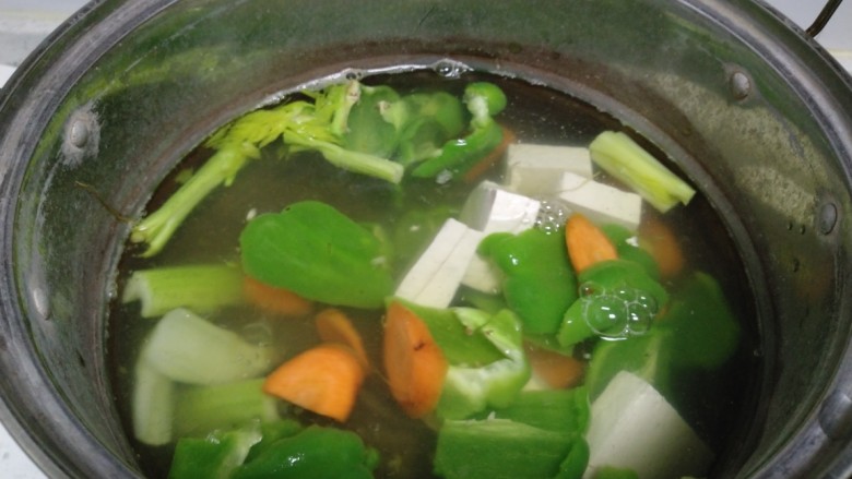 清炒豆腐菜椒,水开后放入<a style='color:red;display:inline-block;' href='/shicai/ 465'>豆腐</a>、<a style='color:red;display:inline-block;' href='/shicai/ 125'>芹菜</a>焯水1分钟，放入<a style='color:red;display:inline-block;' href='/shicai/ 3536'>菜椒</a>、<a style='color:red;display:inline-block;' href='/shicai/ 25'>胡萝卜</a>焯水30秒。