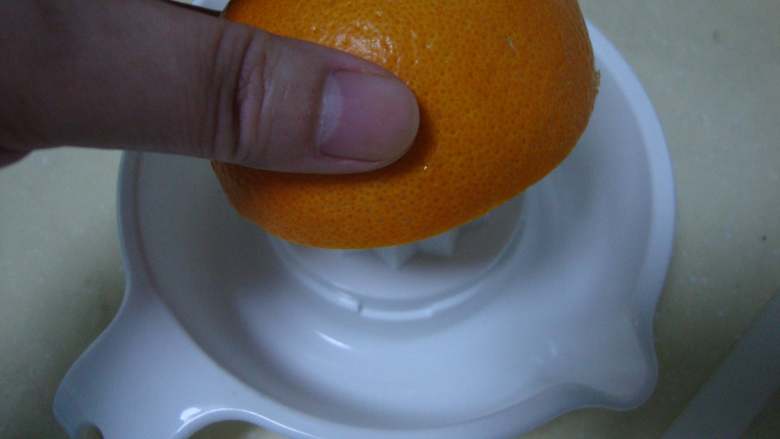 西班牙:橙腌鳕鱼沙拉,一个鲜橙切两半,挤汁