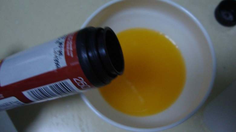 西班牙:橙腌鳕鱼沙拉,加橄榄油、盐、糖、雪莉醋、白胡椒碎调匀