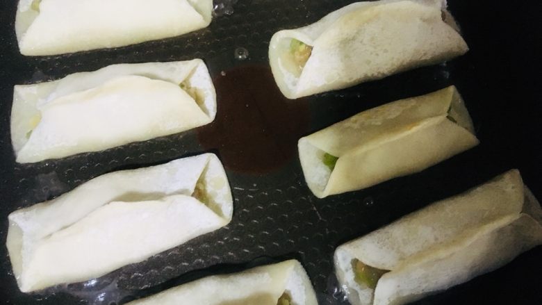 锅帖,加入适量的清水,两勺即可,这时候人不要离开,注意观察,底部不要煎过了。