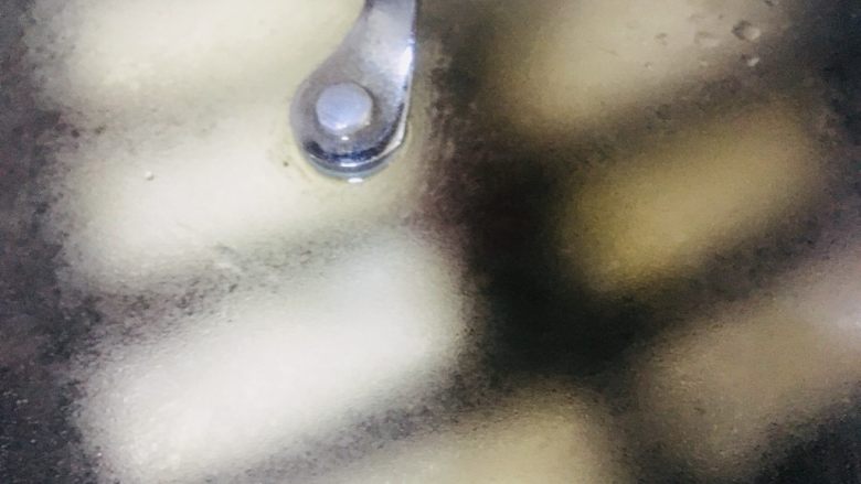 锅帖,盖上锅盖转中火慢慢煎至水分收干只剩下油了,底部煎至金黄色即可