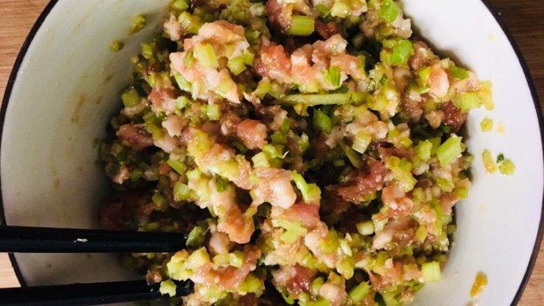 锅帖,用筷子顺着一个方向搅拌上劲