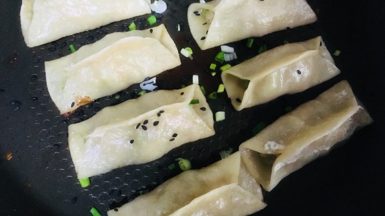 锅帖,撒上葱花和黑芝麻即可食用