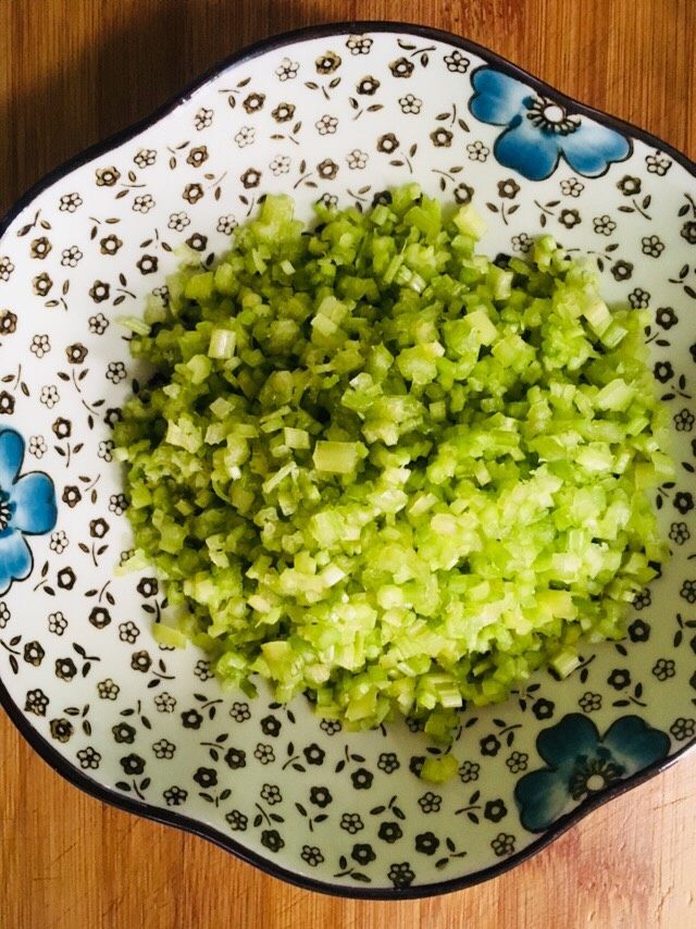锅帖,芹菜去叶洗净切碎备用