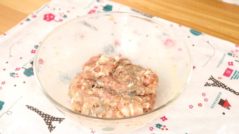 家常饺子,搅拌均匀,拌匀后,将肉馅儿摔打上劲
tips:上劲的肉馅不仅吃起来口感好,而且肉馅也不易散开