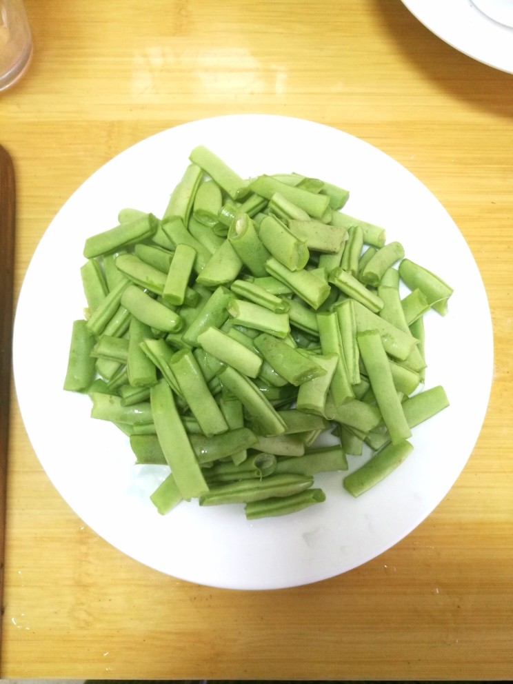 豆角炒肉段,<a style='color:red;display:inline-block;' href='/shicai/ 3639'>豆角</a>洗干净,用手掰成2.3厘米左右长的段