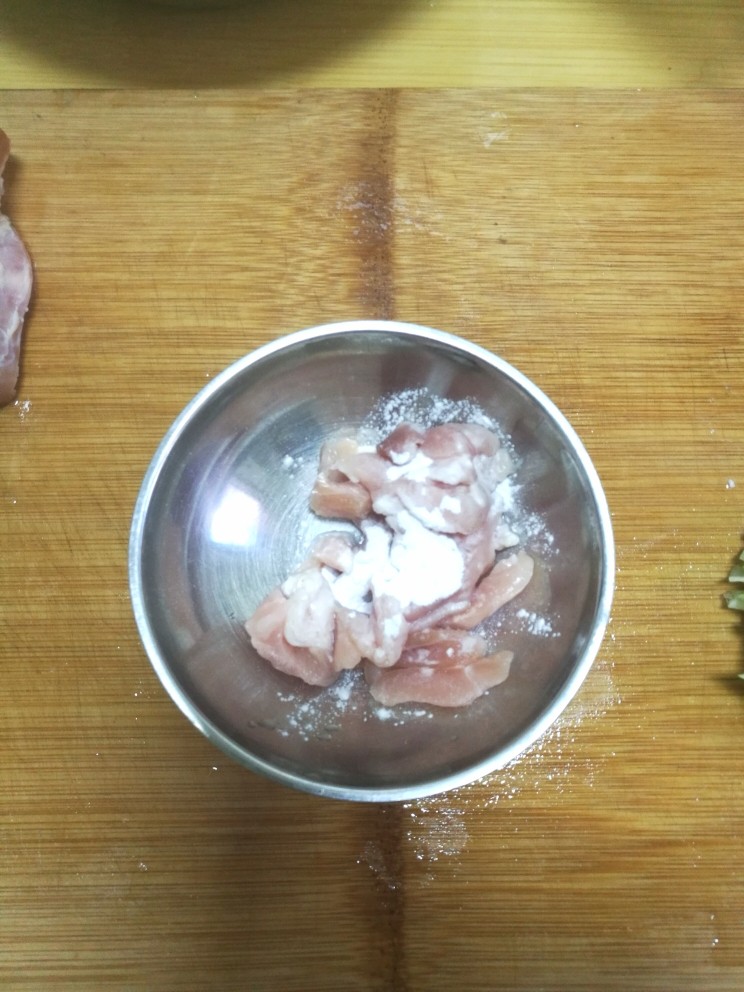 豆角炒肉段,肉段放碗中,放入淀粉