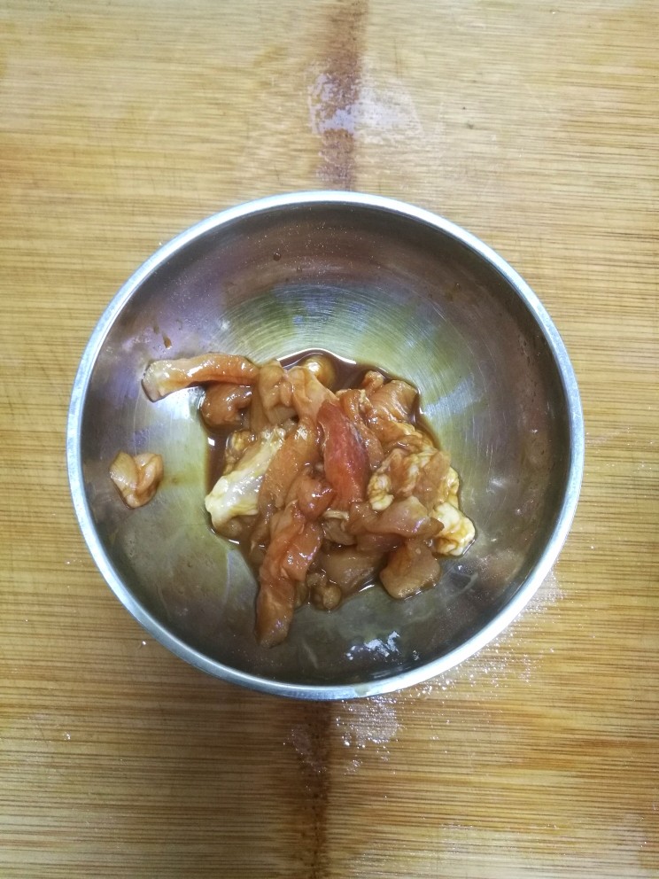 豆角炒肉段,用手抓拌均匀,给肉段上浆