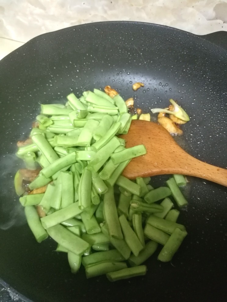 豆角炒肉段,放入豆角段,一块翻炒