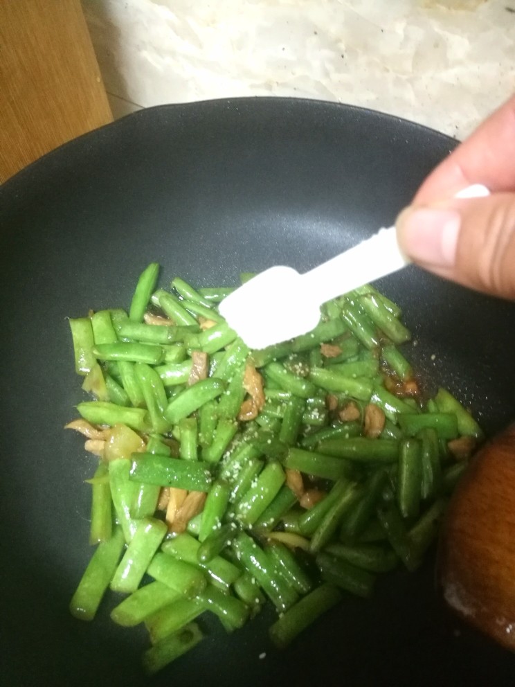 豆角炒肉段,出锅前放入鸡精,