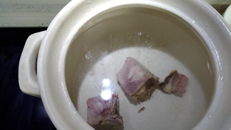 中和汤,煲放入适量水,放入焯水过得火腿。盖上盖子,大火烧开,小火慢炖。