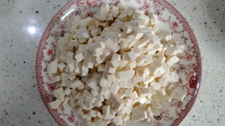 中和汤,龙湾豆腐切丁(要用老豆腐。不易碎)。