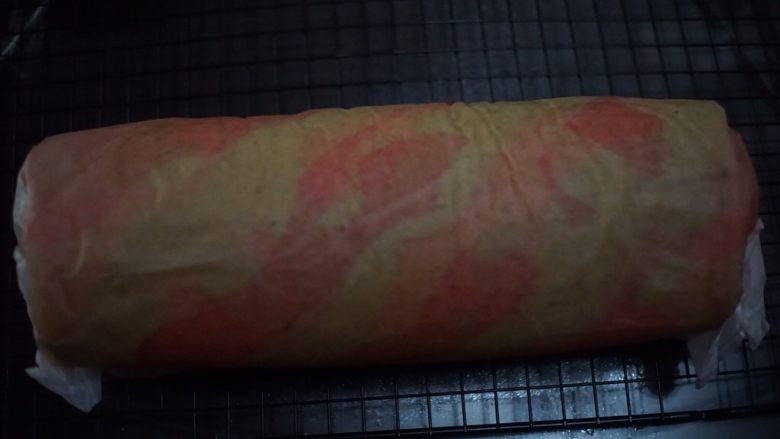 圣诞蛋糕卷,后用擀面杖将奶油顺着油纸卷起来,放入冰箱冷藏2小时定型即可了