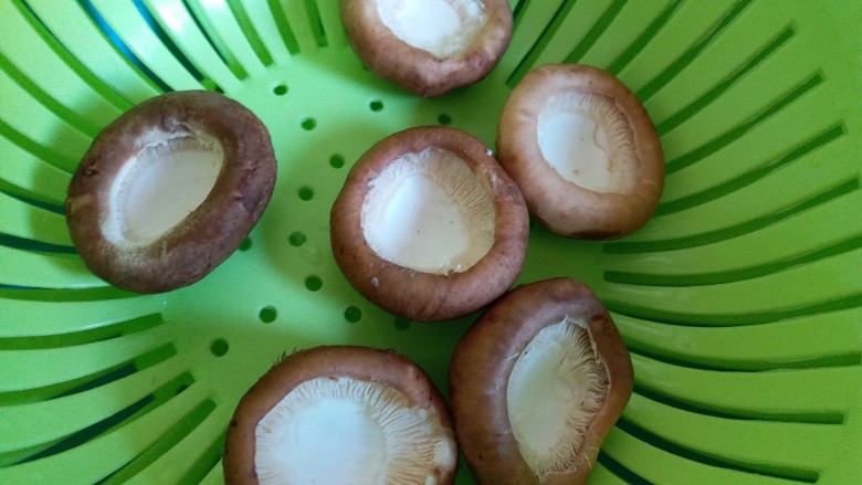 香菇烤太阳,挤干水份,去把