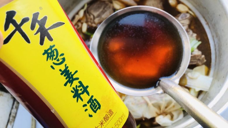 吮指香辣焖脊骨,锅中加入刚刚末过脊骨的开水,加入一勺<a style='color:red;display:inline-block;' href='/shicai/ 718'>料酒</a>约为50g