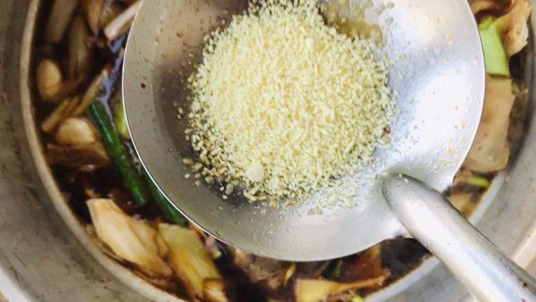 吮指香辣焖脊骨,加入鸡粉(10个)或鸡汁