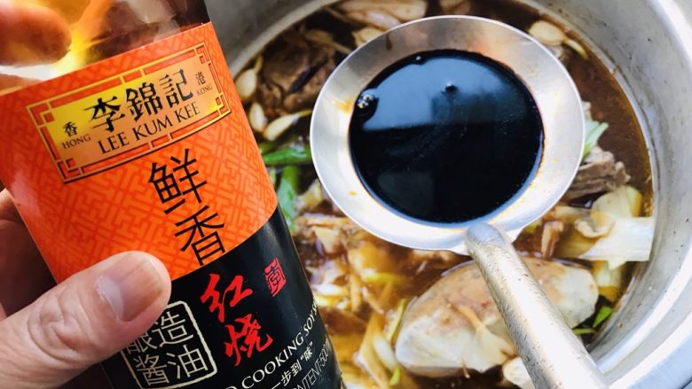 吮指香辣焖脊骨,加入约25g红烧酱油(<a style='color:red;display:inline-block;' href='/shicai/ 762'>老抽</a>)