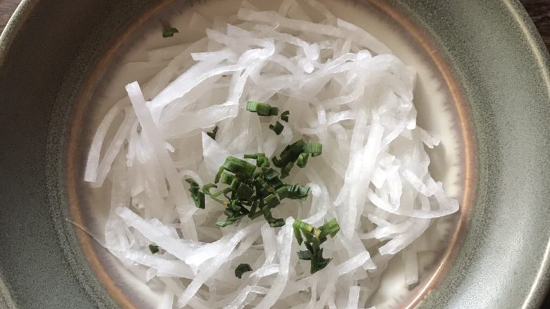 凉拌萝卜丝,大蒜叶切成末,先放入一半蒜末