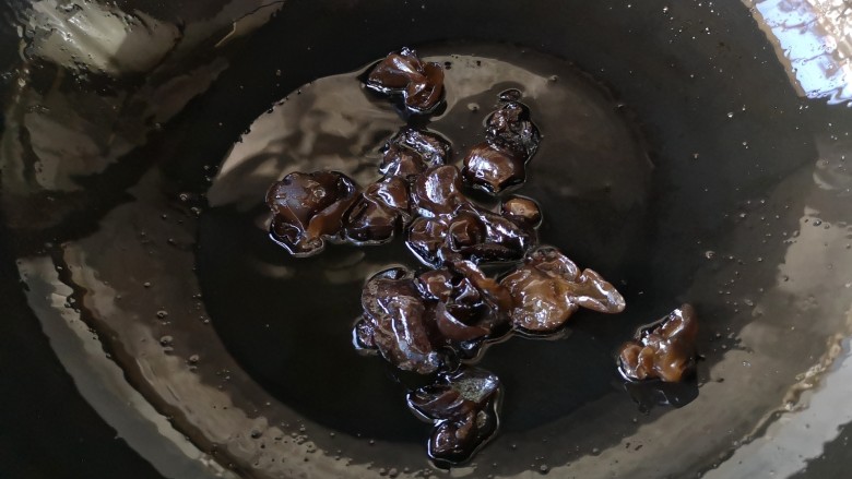 干锅肥肠,再下入炒过水的木耳煎一下(木耳焯水是为了下油锅后不易爆油,防止烫伤)。