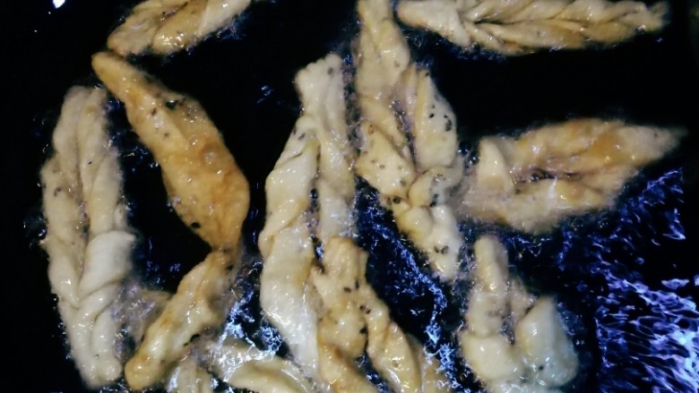 炸面果,炸至表皮金黄，捞出控油