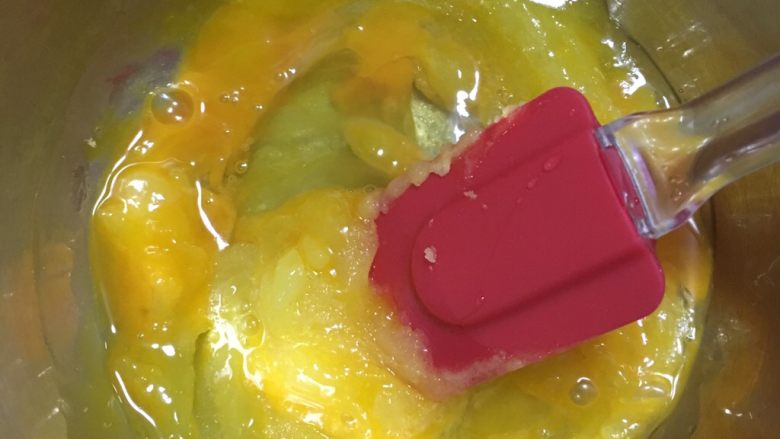 巧克力软曲奇🍪(趣多多),4️⃣ 待黄油白糖完全冷却后打入一个鸡蛋,搅拌均匀。