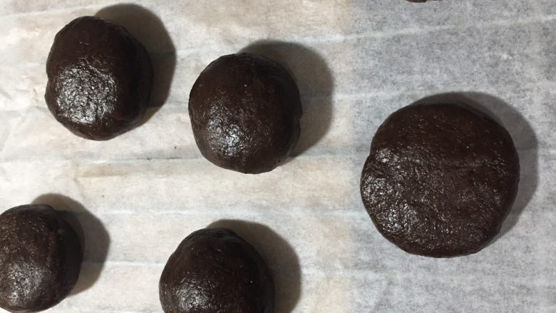 巧克力软曲奇🍪(趣多多),🔟 我大概冷藏了3个多小时,拿出来硬硬的,手感正好。取适量搓成球形或者再稍稍压扁。