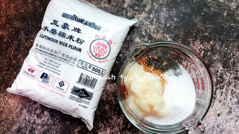 花生黑芝麻汤圆,准备好材料,炒熟的黑芝麻放在料理机,打成粉状,打得越细越好,然后把烤好的熟花并脱去花生衣,一样放入料理机,打成颗粒状,花生可以不用打得太细,我不喜欢打得太细,有些颗粒感吃起来更棒。不喜欢颗粒状的可以按个人喜好来,把准备好的所有材料,把内馅的所有材料都称好放在料理碗中