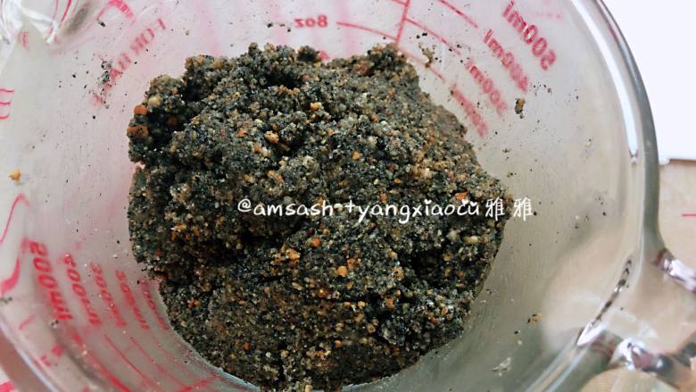 花生黑芝麻汤圆,这时候我们可以来做汤圆的内馅,用刮刀把馅料按压均匀成团即可备用