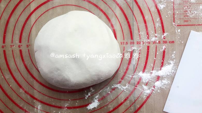 花生黑芝麻汤圆,揉好的面团拿出来揉圆,称一下总量,按总量分成自己喜欢的大小挤子