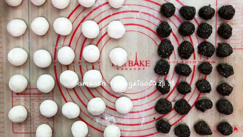 花生黑芝麻汤圆,我分成了28个皮一个为16.5克,28个花生黑芝馅料一个为9克
