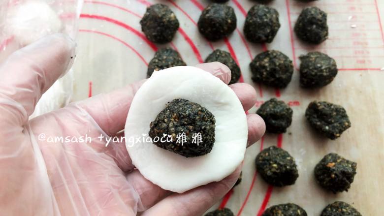花生黑芝麻汤圆,将面团轻轻按压成小碗状,一份面团包住一份内馅