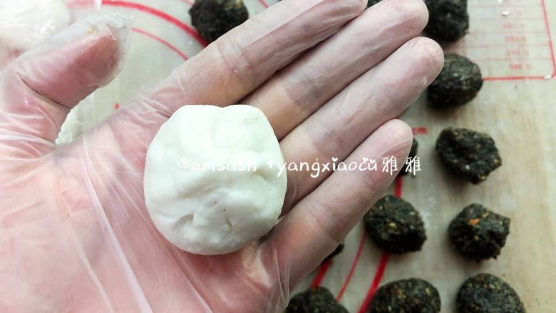 花生黑芝麻汤圆,收口就跟包包子差不多,包好了的汤圆在手中搓圆,放入烤盘