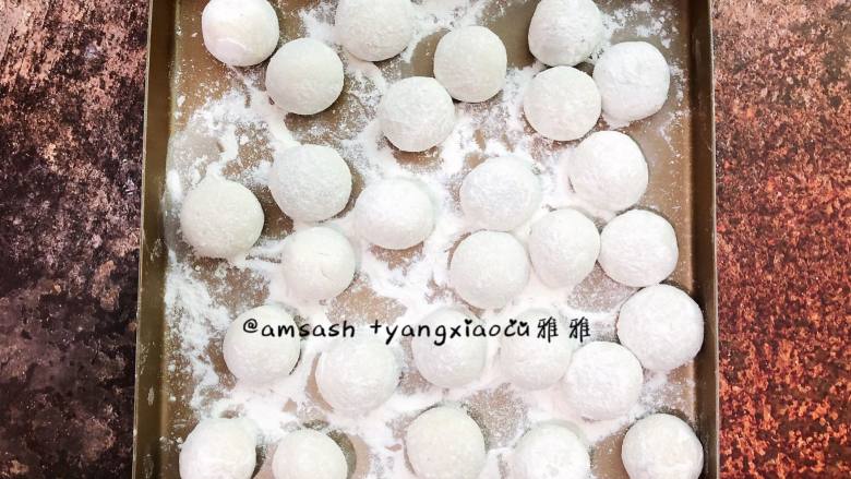 花生黑芝麻汤圆,烤盘上铺上一层干糯米粉防粘,糯米粉可以不用太多