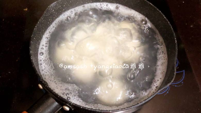 花生黑芝麻汤圆,所有汤圆都包好,接下来就先煮一碗来尝尝味道,锅里加水烧开,烧开后放入汤圆,汤圆煮至浮起即可
